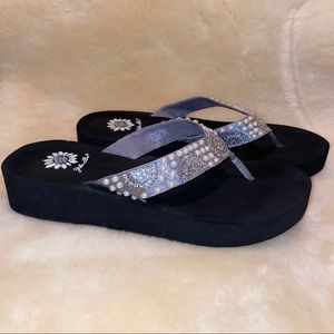 YELLOWBOX - Biology - black foam flip flops